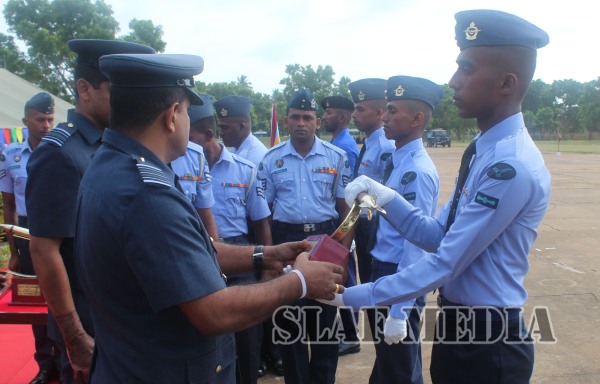 Badge
Awarding Parade of No. 29 Officers No. 44 Airmen and No.20 Navy Basic
EOD Course