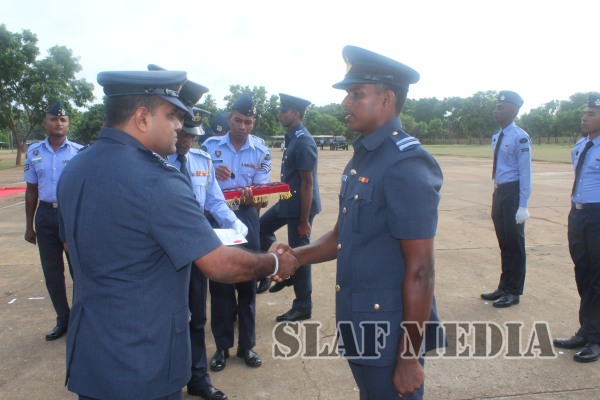 Badge
Awarding Parade of No. 29 Officers No. 44 Airmen and No.20 Navy Basic
EOD Course
