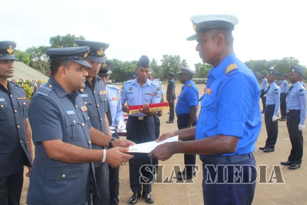 Badge
Awarding Parade of No. 29 Officers No. 44 Airmen and No.20 Navy Basic
EOD Course