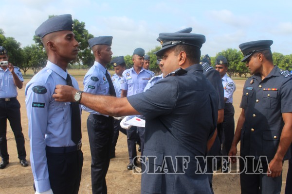 Badge
Awarding Parade of No. 29 Officers No. 44 Airmen and No.20 Navy Basic
EOD Course