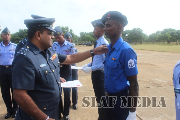 Badge
Awarding Parade of No. 29 Officers No. 44 Airmen and No.20 Navy Basic
EOD Course