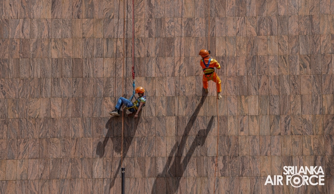 SLAF CONDUCTS A FIRE AND RESCUE DRILL AT THE CENTRAL BANK OF SRI LANKA