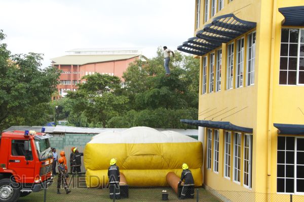 මිලේනියම් ඉන්ෆොර්මේෂන් ගොඩනැගිල්ලේදී ගිණි නිවීමේ හා ජීවිත ගලවා ගැනීමේ පුහුණු වැඩසටහන සාර්ථකව නිමකෙරේ