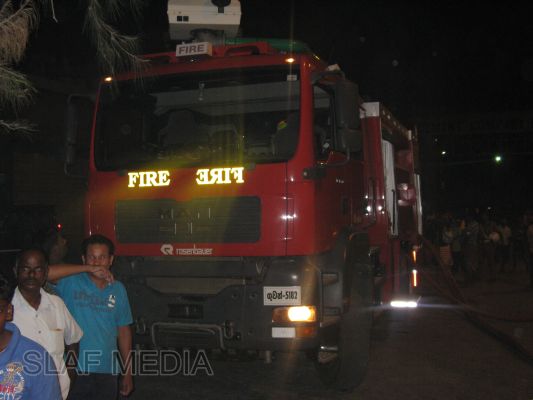 Fire Fighters of
SLAF Academy China Bay in Action at Mitsui Fire