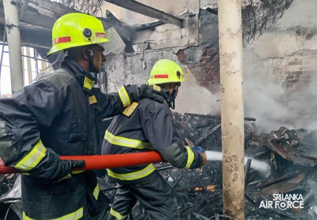 SLAF ASSISTS IN EXTINGUISHING FIRE AT SINGER SHOWROOM IN VAVUNIYA
