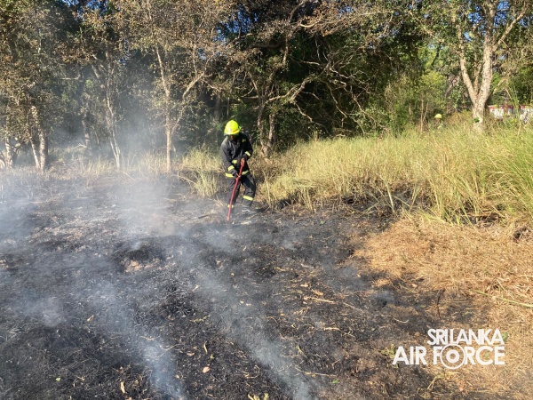 SLAF FIRE & RESCUE TEAM RESPONDS SWIFTLY TO FOREST FIRE IN VAVUNIYA