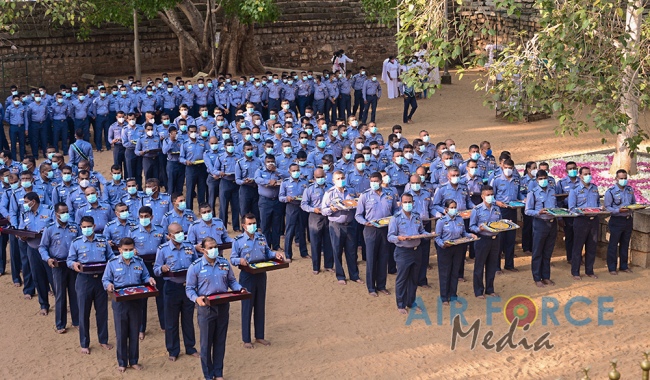 Sri
Lanka Air Force Conducts Flag Blessing at 'Sri Maha Bodhi' in
Anuradhapura