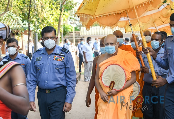 Sri
Lanka Air Force Conducts Flag Blessing at 'Sri Maha Bodhi' in
Anuradhapura