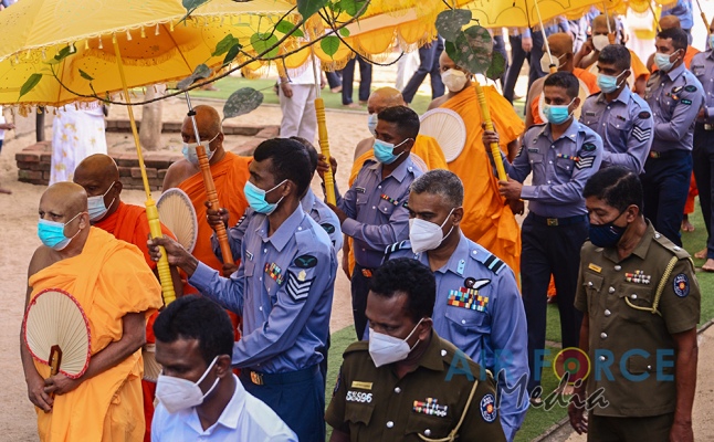 Sri
Lanka Air Force Conducts Flag Blessing at 'Sri Maha Bodhi' in
Anuradhapura