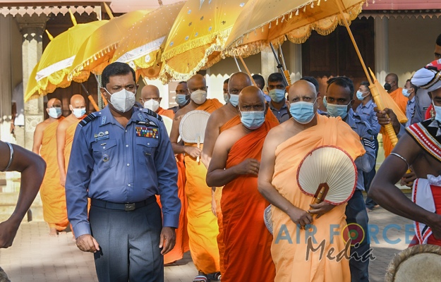 Sri
Lanka Air Force Conducts Flag Blessing at 'Sri Maha Bodhi' in
Anuradhapura