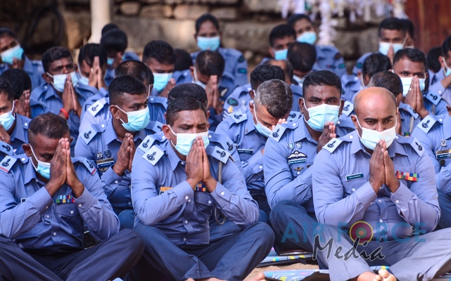 Sri
Lanka Air Force Conducts Flag Blessing at 'Sri Maha Bodhi' in
Anuradhapura