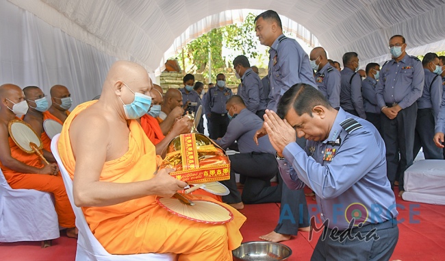 Sri
Lanka Air Force Conducts Flag Blessing at 'Sri Maha Bodhi' in
Anuradhapura