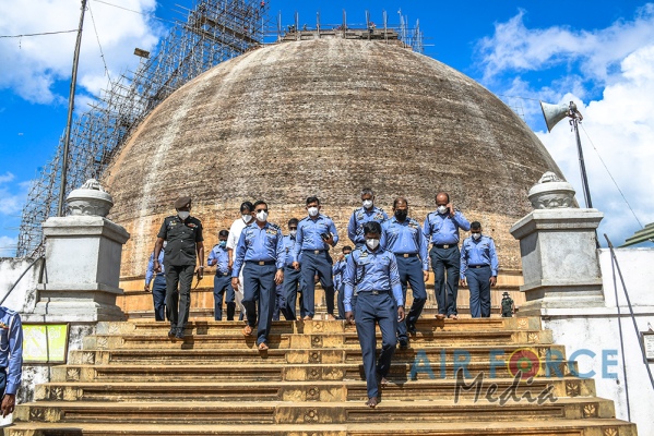 Sri
Lanka Air Force Conducts Flag Blessing at 'Sri Maha Bodhi' in
Anuradhapura