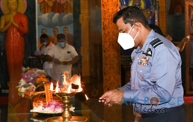 Sri
Lanka Air Force Conducts Flag Blessing at 'Sri Maha Bodhi' in
Anuradhapura