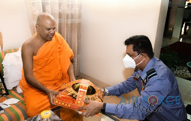 Sri
Lanka Air Force Conducts Flag Blessing at 'Sri Maha Bodhi' in
Anuradhapura