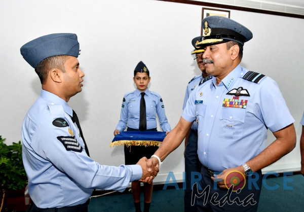 Awarding of Flight Engineer Brevets and Certificate of Commendation
