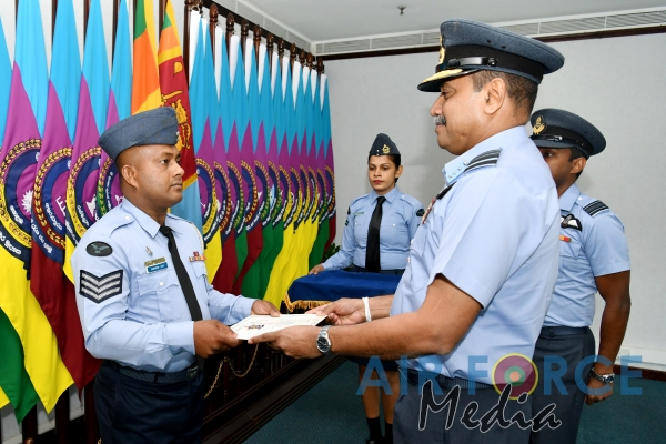 Awarding of Flight Engineer Brevets and Certificate of Commendation