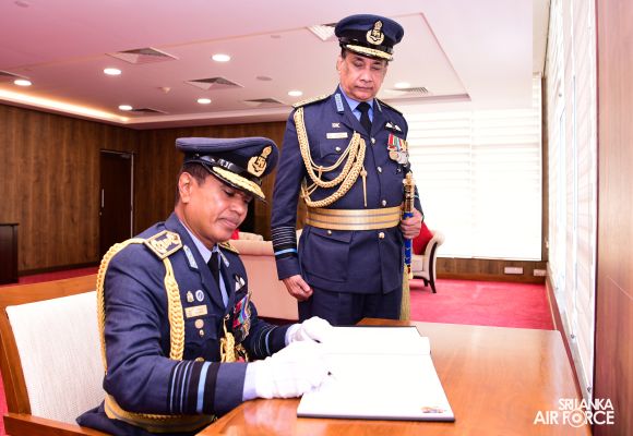 SLAF COMMANDER CALLS ON THE GOVERNOR WESTERN PROVINCE