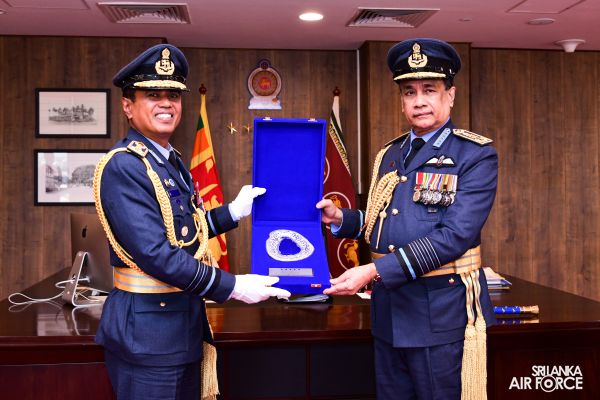 SLAF COMMANDER CALLS ON THE GOVERNOR WESTERN PROVINCE