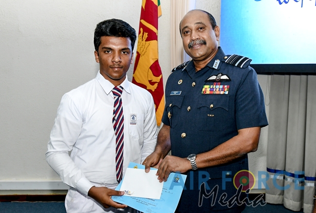 Prizes and a Helicopter Ride for Winners of the “Guwan Siththara” all Island Art Competition