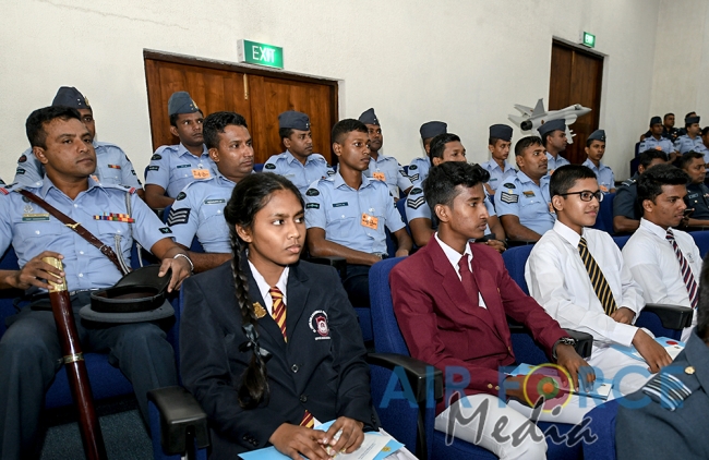 Prizes and a Helicopter Ride for Winners of the “Guwan Siththara” all Island Art Competition