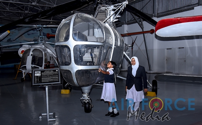 Prizes and a Helicopter Ride for Winners of the “Guwan Siththara” all Island Art Competition