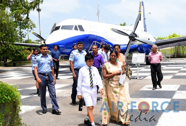 Prizes and a Helicopter Ride for Winners of the “Guwan Siththara” all Island Art Competition