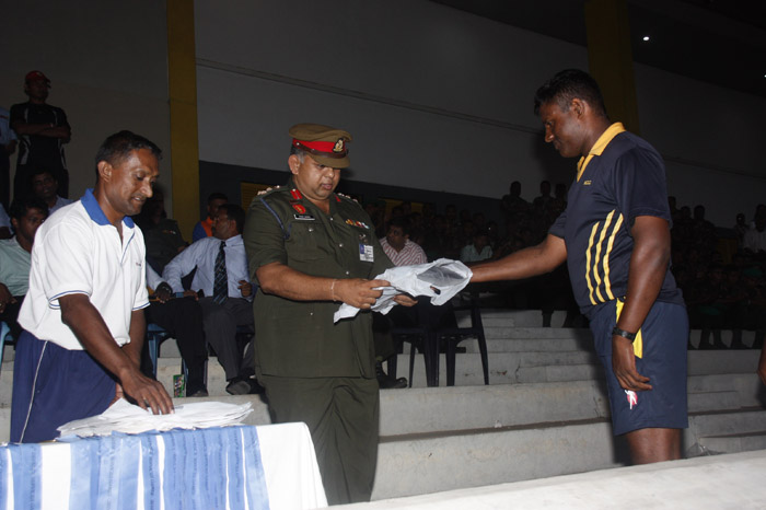 ආරක්ෂක සේවා අත් පන්දු ශූරතාවය යුධ හමුදාවට, අනුශූරතාවය ගුවන් හමුදාවට