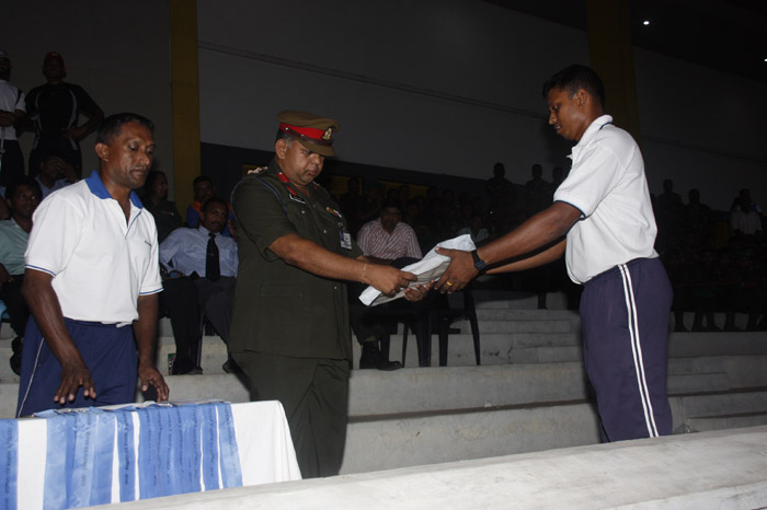 ආරක්ෂක සේවා අත් පන්දු ශූරතාවය යුධ හමුදාවට, අනුශූරතාවය ගුවන් හමුදාවට