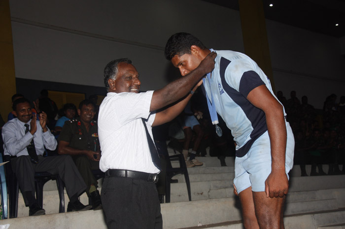 ආරක්ෂක සේවා අත් පන්දු ශූරතාවය යුධ හමුදාවට, අනුශූරතාවය ගුවන් හමුදාවට