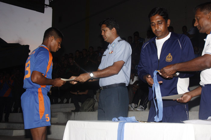 ආරක්ෂක සේවා අත් පන්දු ශූරතාවය යුධ හමුදාවට, අනුශූරතාවය ගුවන් හමුදාවට