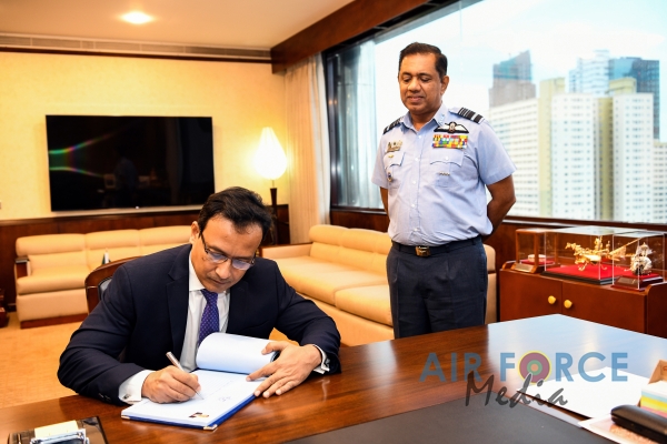NEWLY
APPOINTED BANGLADESH HIGH COMMISSIONER CALLS ON THE COMMANDER