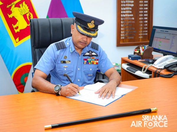 CHANGE OF
COMMAND OF SLAF BASE RATMALANA