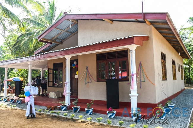 SLAF Base Hingurakgoda Hands Over a Newly Built House to a Needy Family