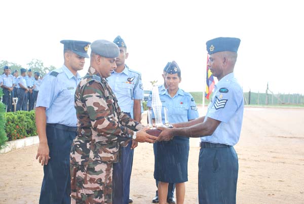 එම් අයි 24 හෙලිකොප්ටර් බලඝණය 15 වන සංවත්සරය සමරයි..