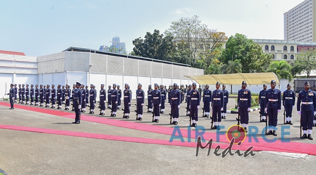 CHIEF
OF AIR STAFF OF THE INDIAN AIR FORCE CALLS ON THE COMMANDER
