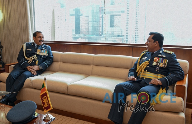 CHIEF
OF AIR STAFF OF THE INDIAN AIR FORCE CALLS ON THE COMMANDER
