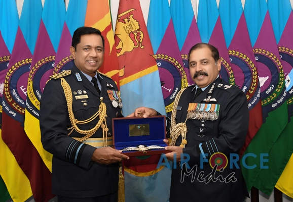 CHIEF
OF AIR STAFF OF THE INDIAN AIR FORCE CALLS ON THE COMMANDER
