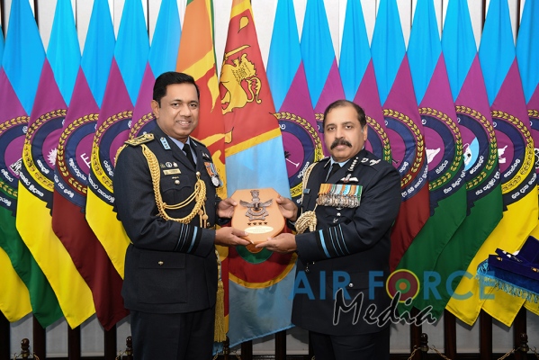 CHIEF
OF AIR STAFF OF THE INDIAN AIR FORCE CALLS ON THE COMMANDER