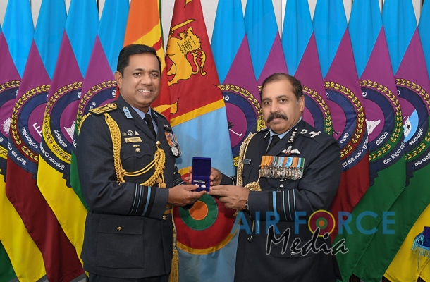 CHIEF
OF AIR STAFF OF THE INDIAN AIR FORCE CALLS ON THE COMMANDER