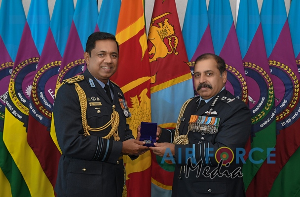 CHIEF
OF AIR STAFF OF THE INDIAN AIR FORCE CALLS ON THE COMMANDER