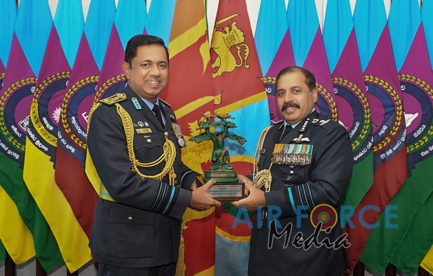 CHIEF
OF AIR STAFF OF THE INDIAN AIR FORCE CALLS ON THE COMMANDER