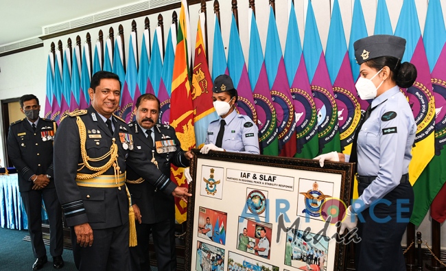 CHIEF
OF AIR STAFF OF THE INDIAN AIR FORCE CALLS ON THE COMMANDER