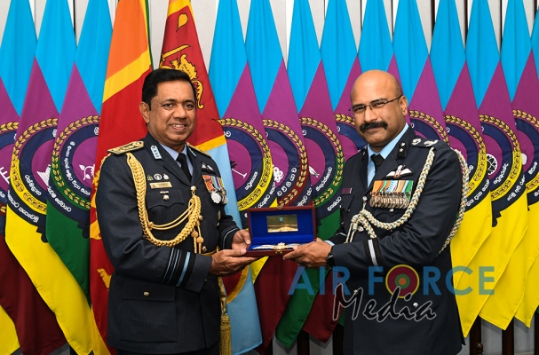 CHIEF
OF AIR STAFF OF THE INDIAN AIR FORCE CALLS ON THE COMMANDER