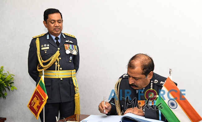 CHIEF
OF AIR STAFF OF THE INDIAN AIR FORCE CALLS ON THE COMMANDER