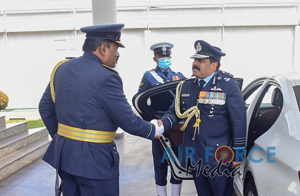 CHIEF
OF AIR STAFF OF THE INDIAN AIR FORCE CALLS ON THE COMMANDER