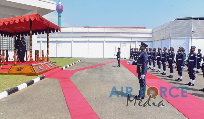CHIEF
OF AIR STAFF OF THE INDIAN AIR FORCE CALLS ON THE COMMANDER