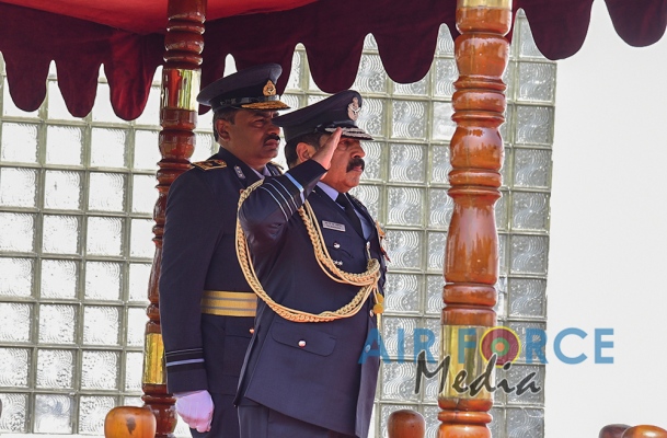 CHIEF
OF AIR STAFF OF THE INDIAN AIR FORCE CALLS ON THE COMMANDER
