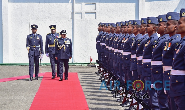 CHIEF
OF AIR STAFF OF THE INDIAN AIR FORCE CALLS ON THE COMMANDER