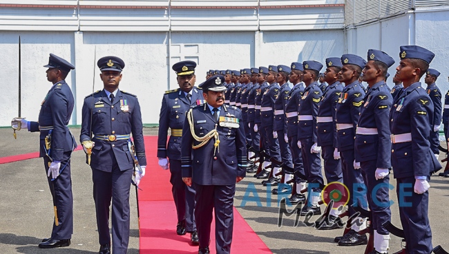 CHIEF
OF AIR STAFF OF THE INDIAN AIR FORCE CALLS ON THE COMMANDER